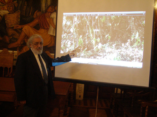 HALLAZGO. Edmundo Salinas explica los detalles de la investigacin en Pariti.