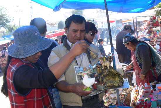 SUERTE: Mucha gente acude a curanderos.