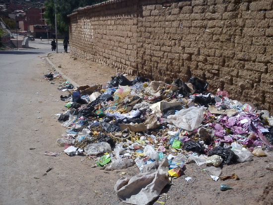 Incongruencia. Pese a que el carro basurero pasa por su zona, muchos vecinos tiran la basura en las esquinas de sus calles.