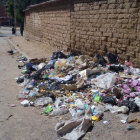 Incongruencia. Pese a que el carro basurero pasa por su zona, muchos vecinos tiran la basura en las esquinas de sus calles.