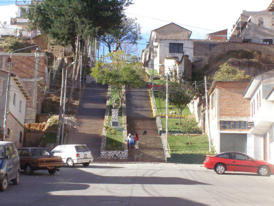 CONTRASTE. Jvenes suelen acudir a la escalinata Hroes del Pacfico para consumir bebidas, mientras otros la utilizan para hacer deporte al aire libre.