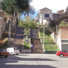 CONTRASTE. Jvenes suelen acudir a la escalinata Hroes del Pacfico para consumir bebidas, mientras otros la utilizan para hacer deporte al aire libre.