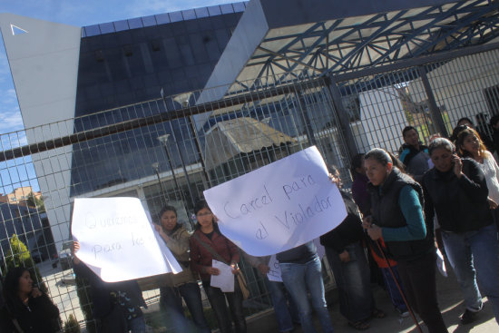 AUDIENCIA. El presunto agresor sexual del nio fue llevado ante el juez, Osvaldo Aguilar, que determin su detencin preventiva en San Roque.