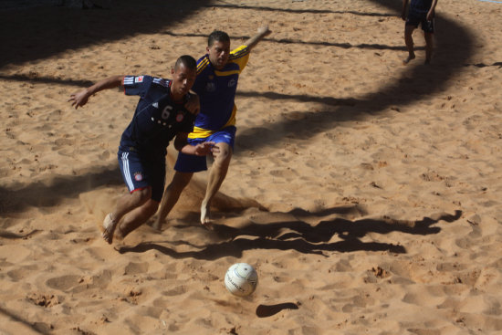 Un pasaje del partido entre ARBOLUPAR y Sugar, correspondiente a la Serie B del torneo local.