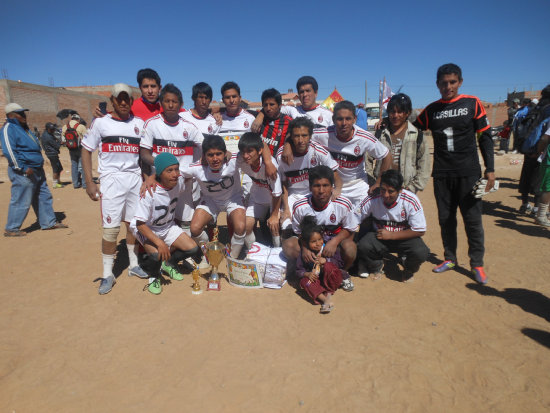 El equipo AC Milan luego de recibir su trofeo de campen.