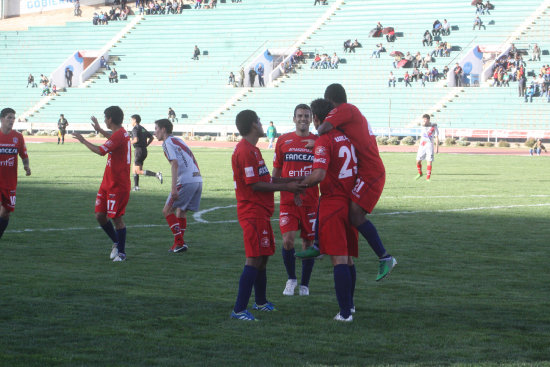 La celebracin de los jugadores doctos luego del gol de Ezequiel Gaviglio; abajo, Matas Manzano intenta regatear a dos de sus rivales.