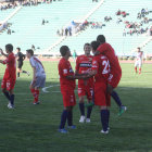 La celebracin de los jugadores doctos luego del gol de Ezequiel Gaviglio; abajo, Matas Manzano intenta regatear a dos de sus rivales.