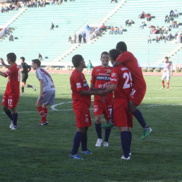 La celebracin de los jugadores doctos luego del gol de Ezequiel Gaviglio; abajo, Matas Manzano intenta regatear a dos de sus rivales.