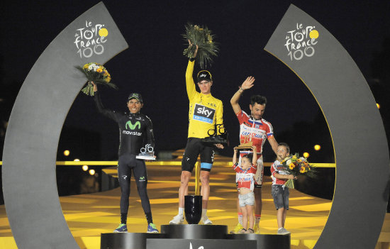 Froome (c) ocup el primer lugar del podio general del Tour; abajo, el campen durante la ltima etapa.