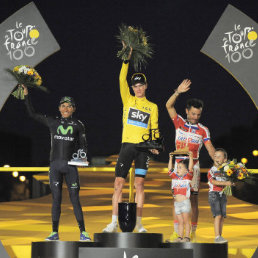 Froome (c) ocup el primer lugar del podio general del Tour; abajo, el campen durante la ltima etapa.