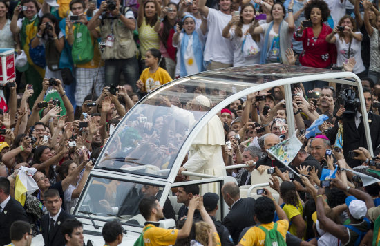 EUFORIA. Miles de fieles catlicos salieron a las calles de Ro de Janeiro para dar la bienvenida a Francisco, que inici ayer su visita a Brasil.