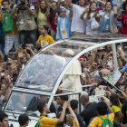 EUFORIA. Miles de fieles catlicos salieron a las calles de Ro de Janeiro para dar la bienvenida a Francisco, que inici ayer su visita a Brasil.