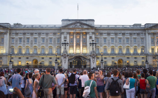 NACIMIENTO. El nacimiento del nio fue anunciado oficialmente por Buckingham.