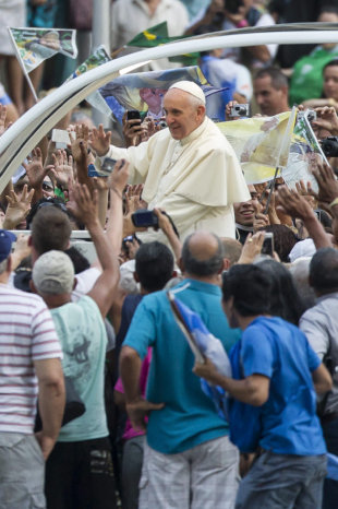 VIGILIA. El Papa a su llegada a Ro.