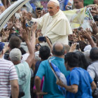 VIGILIA. El Papa a su llegada a Ro.