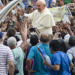 VIGILIA. El Papa a su llegada a Ro.