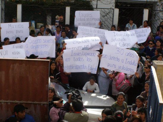 MARCHA. Padres de familia con carteles en mano pidieron justicia para el menor agredido sexualmente e investigacin para ms educadores.