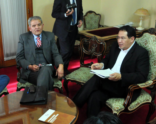 COMPROMISOS. El Defensor del Pueblo, Rolando Villena y el fiscal General, Ramiro Guerrero.