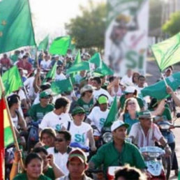 MEDIDA. Los cvicos benianos protestan por la orden de aprehensin contra tres lderes indgenas.