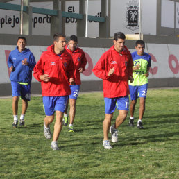 El cuadro estudiantil se entren ayer, en la cancha de Fancesa, sin el argentino Federico Silvestre.