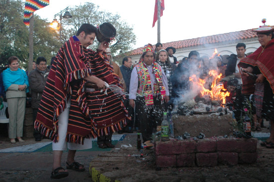 ASUNSIN. El gobernador Esteban Urquizu (MAS) tom el mando de la Gobernacin de Chuquisaca el 31 de mayo de 2010. Se encomend a la Pachamama en un rito quechua.