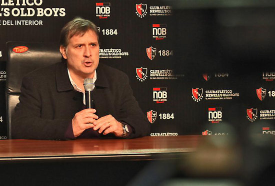 El argentino Gerardo Tata Martino habl durante una rueda de prensa ayer, en Rosario (Argentina); Leo Messi junto a sus compaeros.