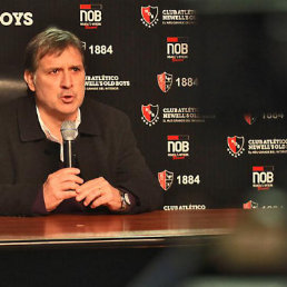 El argentino Gerardo Tata Martino habl durante una rueda de prensa ayer, en Rosario (Argentina); Leo Messi junto a sus compaeros.