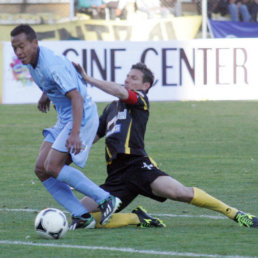 La academia pacea gan el duelo de ida, jugado el domingo en el estadio Hernando Siles.