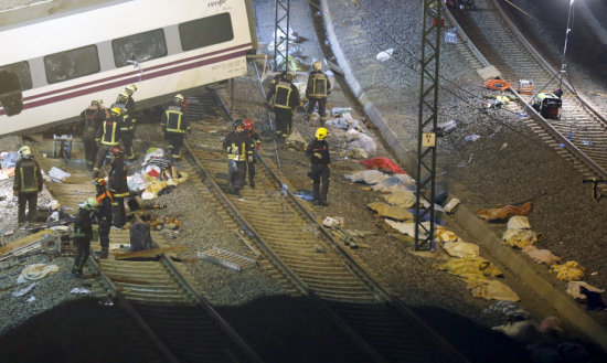 DESASTRE. Vagones del tren de alta velocidad yacen averiados fuera de la va tras el dramtico accidente.