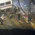 DESASTRE. Vagones del tren de alta velocidad yacen averiados fuera de la va tras el dramtico accidente.