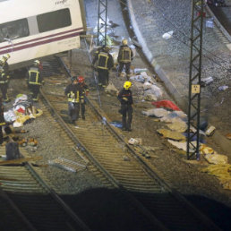 DESASTRE. Vagones del tren de alta velocidad yacen averiados fuera de la va tras el dramtico accidente.