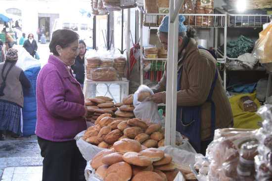 DIFERENCIA. En el Mercado Central el precio del pan vara de acuerdo con el peso.