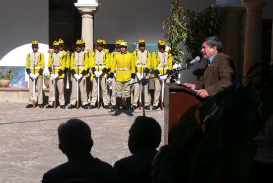 HOMENAJE. El alcalde Moiss Torres durante su alocucin.