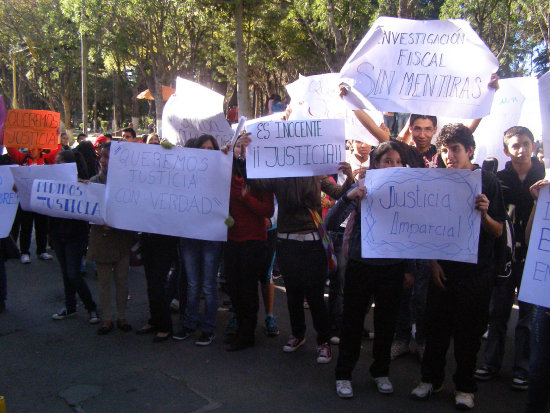 EX ALUMNOS. Protestaron frente al edifio de la Fiscala