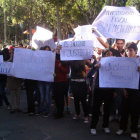 EX ALUMNOS. Protestaron frente al edifio de la Fiscala