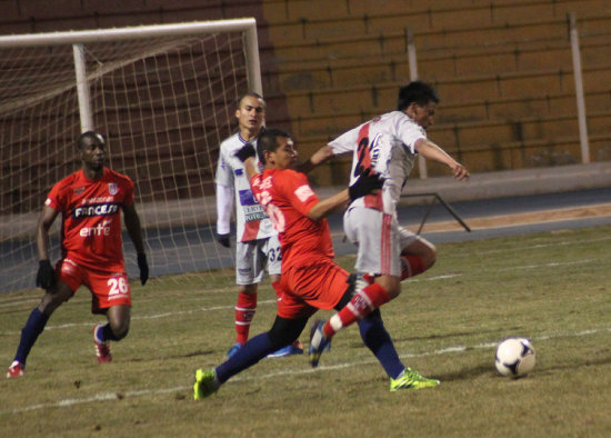 Una escena del partido de anoche, en la que aparecen los defensores centrales (i) de Universitario.