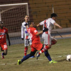 Una escena del partido de anoche, en la que aparecen los defensores centrales (i) de Universitario.