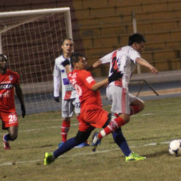 Una escena del partido de anoche, en la que aparecen los defensores centrales (i) de Universitario.