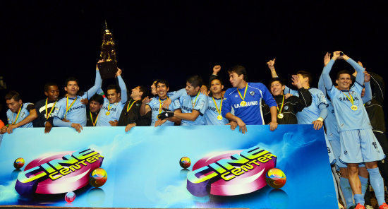 Los jugadores de Bolvar celebran el ttulo de campen de la Cine Center, tras superar en la final a su clsico rival, The Strongest.