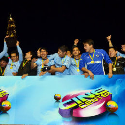 Los jugadores de Bolvar celebran el ttulo de campen de la Cine Center, tras superar en la final a su clsico rival, The Strongest.