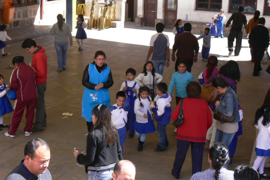 CUMPLIMIENTO. Pese al fro que soporta la ciudad los alumnos estn asistiendo a clases.