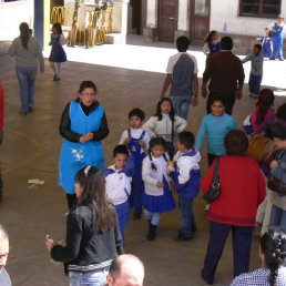 CUMPLIMIENTO. Pese al fro que soporta la ciudad los alumnos estn asistiendo a clases.