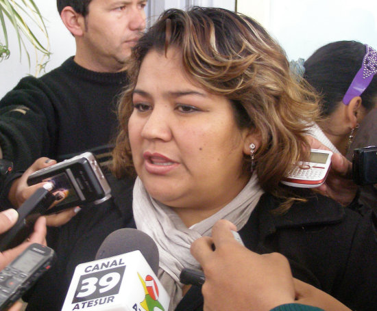 POSICIN. La concejala Arminda Herrera (NAC), ayer, durante su comparecencia ante los medios.