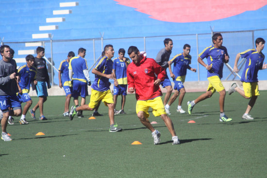 Universitario cumpli su jornada de trabajo en la cancha sinttica del ex Seminario.