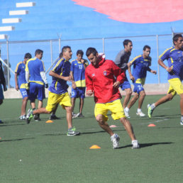 Universitario cumpli su jornada de trabajo en la cancha sinttica del ex Seminario.