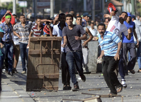 VIOLENCIA. Partidarios y detractores del depuesto presidente Mohamed Morsi se enfrentan.