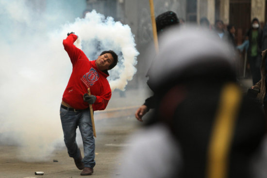 DISTURBIOS. Manifestantes se enfrentan a la Polica en el centro de Lima.