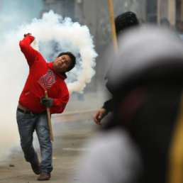 DISTURBIOS. Manifestantes se enfrentan a la Polica en el centro de Lima.