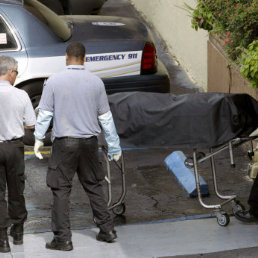 TRAGEDIA. La Policia retira los cuerpos.