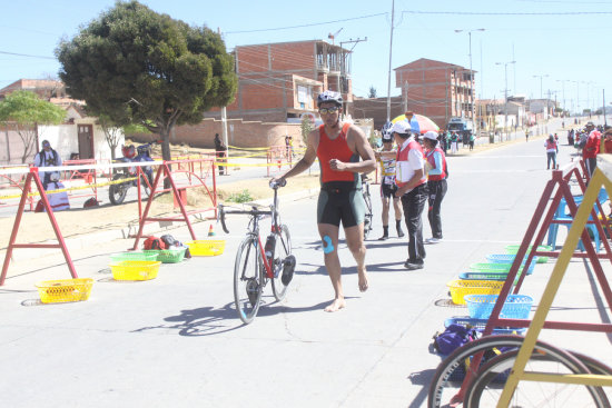 Uno de los triatletas se alista para comenzar a competir en la disciplina de ciclismo.